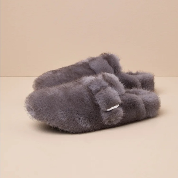 New Steve Madden Gray Fuzzy Women's Slippers size 10 Retails $79 - Picture 1 of 8